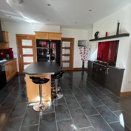 Fabulous 4 Bedroom House, Gateway To Connemara 펜션 *