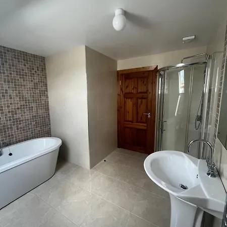 Fabulous 4 Bedroom House, Gateway To Connemara 펜션 *